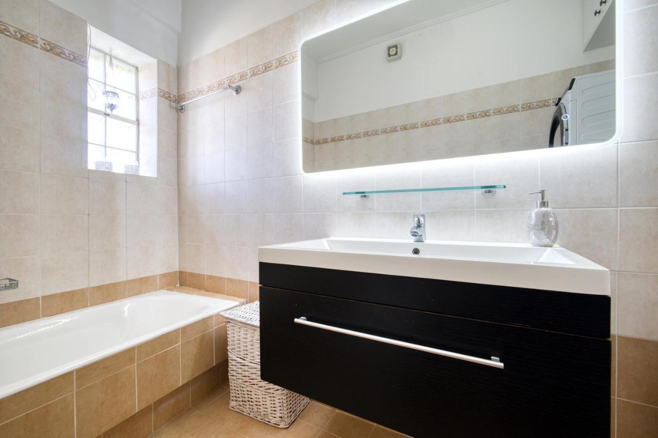 Sea & Mountain Apartment Close To Port And City Lávrion Екстериор снимка