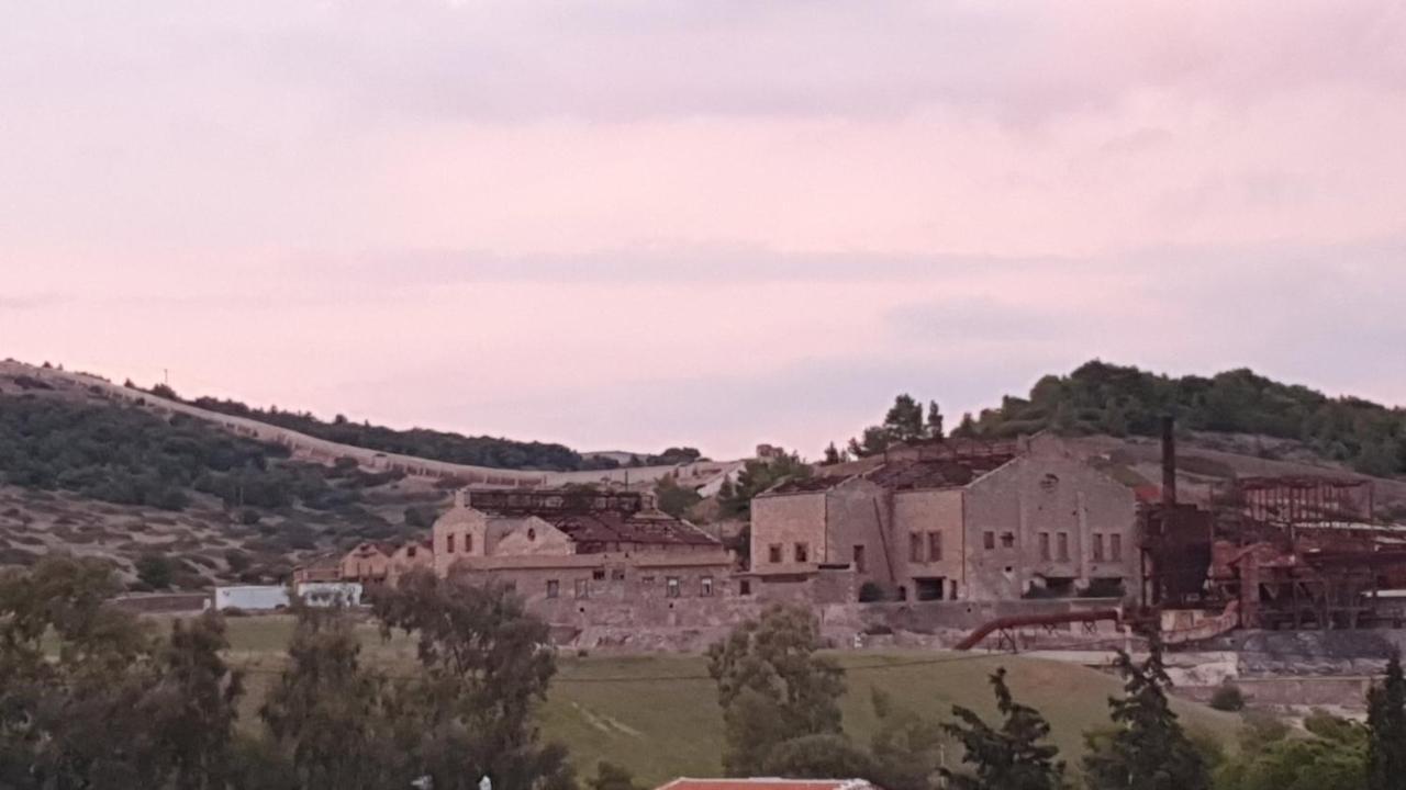 Sea & Mountain Apartment Close To Port And City Lávrion Екстериор снимка